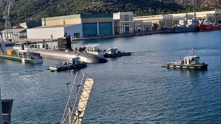 US Submarine Strike Sinks Iranian Warship in Indian Ocean, Over 140 Feared Missing