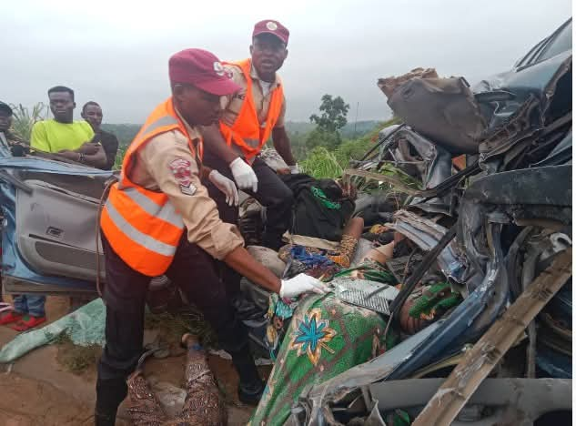11 Killed as Vehicle Plunges Off Bridge on Lagos-Abeokuta Expressway